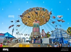 carnival-rides-at-a-local-county-fair-in-upstate-ny-hudson-valley-D6CYCB